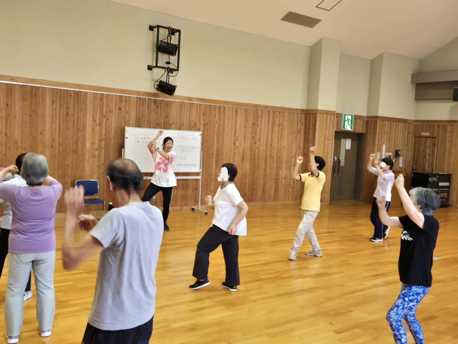 立ってズンバを踊る様子