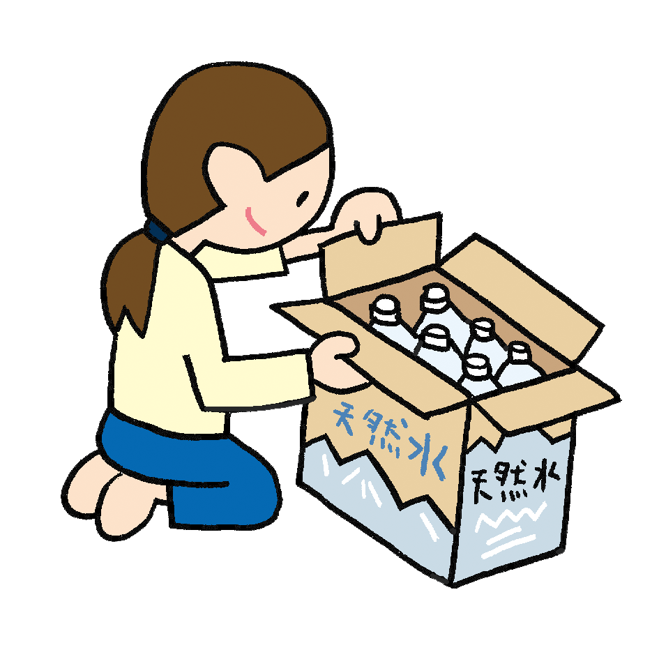 備蓄保存水の保管状況を確認する女性