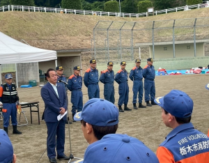 消防隊員の前で挨拶