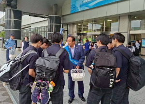 栃木駅前で市内の高校生に囲まれながら啓発品を配る