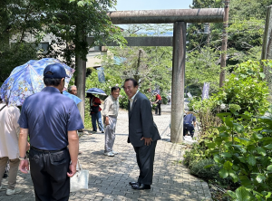 両端に水色や紫のアジサイが咲く参道で市民と歩く