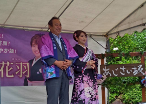 平山花羽さんの応援用紫色の半被を着て二人並んでご挨拶