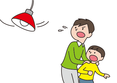 電灯の真下から離れる親子