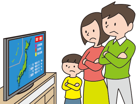 テレビの画面を見て腕組みをする親子3人