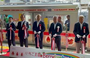 東武鉄道経由市町の首長がいちごのラッピング電車の前でテープカット