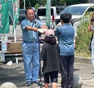 各賞の受賞者が市長から賞状を授与