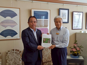 県庁へ出向き、福田知事へ栃木市の要望書を手渡し