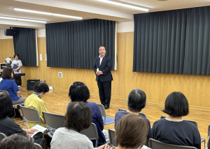 集まった市民の前でご挨拶