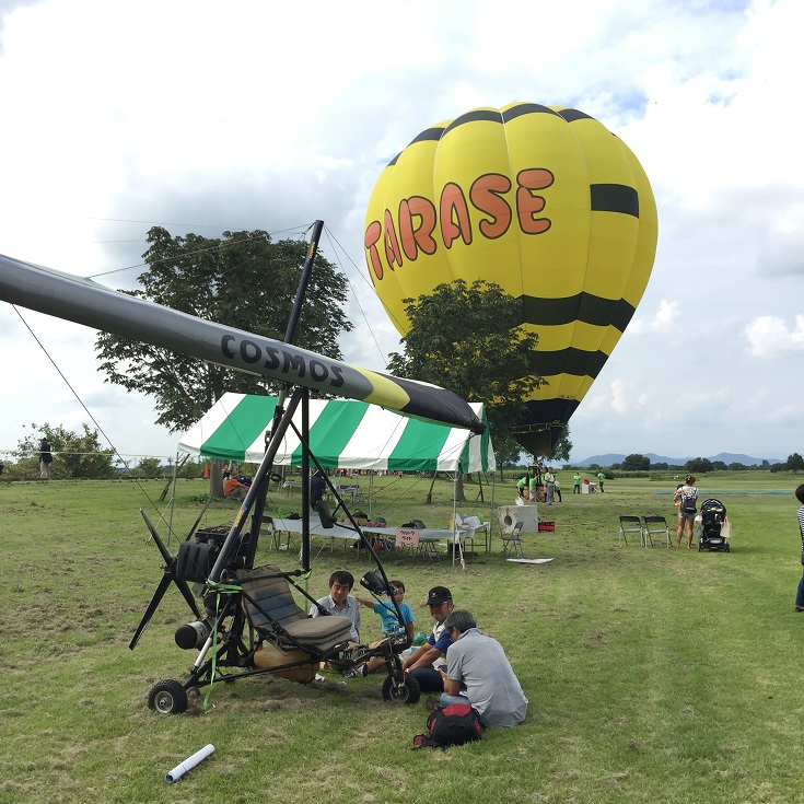 熱気球とグライダーの画像