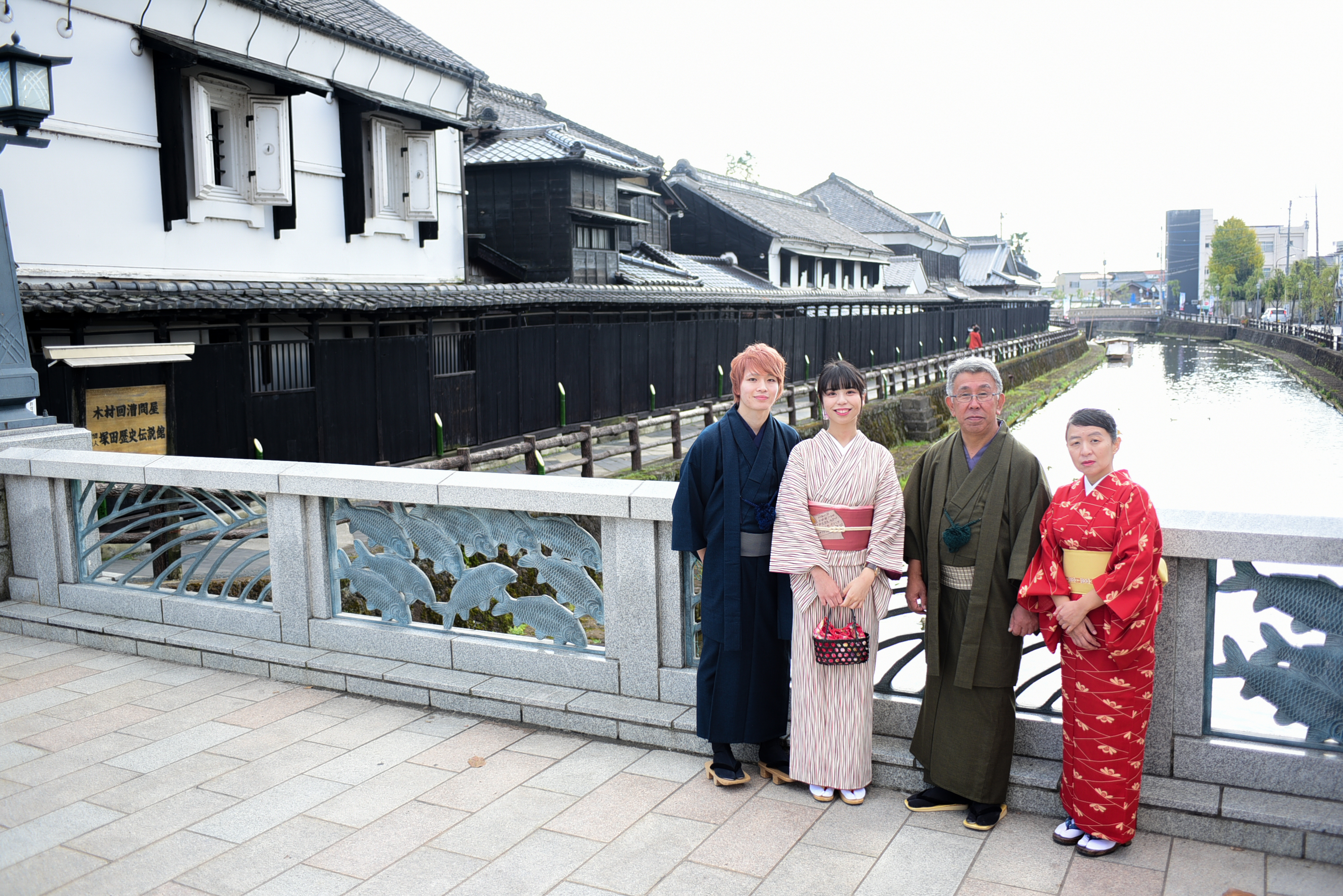 塚田歴史伝説館脇「幸来橋」からの黒塀の写真