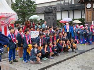 小雨のなか、こどもお囃子に参加した多数の児童