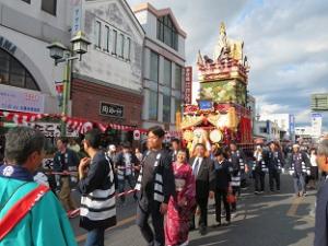 静御前の山車をひく市長