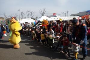 消防車VS子供たちの綱引き大会