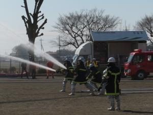 消防士が放水訓練