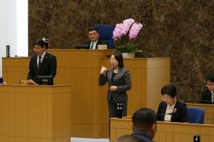 議場に手話通訳を入れて報告