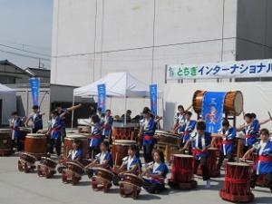 元気に太鼓をたたく子供たち