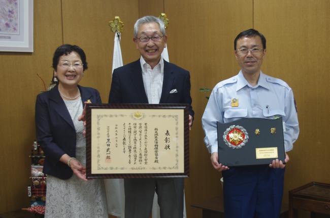 市長表敬訪問時の写真　左が市長　真ん中が会長　右が消防長