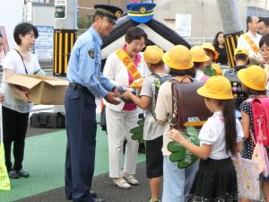 小学生と一緒に啓発活動