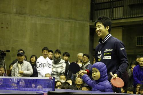 子どもとふれあう水谷選手