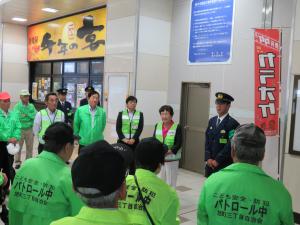 栃木駅前で市民に広報