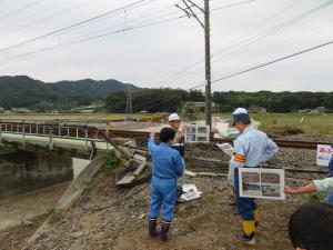 栃木県知事とJR鉄橋付近の被災地へ