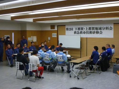 検証医及び指導救命士からのフィードバックを受けている写真