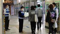 栃木駅で市民に地域安全啓発グッツを渡す