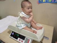 赤ちゃんの体重計測