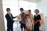 7210人目の来館者への記念品贈呈