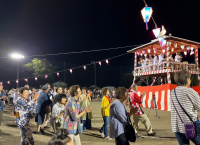 蒼色の花の浴衣でやぐらの前で市民と一緒に盆踊りを披露