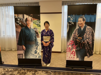 紫の着物で大河ドラマの主役の蔦屋重三郎役横浜流星と平賀源内役安田顕の垂れ幕と