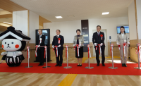 向かって左端よりとち介・増山副市長・梅沢議長・大川市長・中島副議長・青木教育長がテープカット