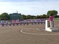 ユニホームを着た出場選手の前でご挨拶