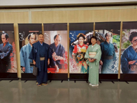 大河ドラマの出演者のポスターの前で