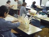 バッグを編む受講者