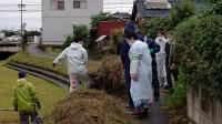 小雨の中巴波川の清掃点検